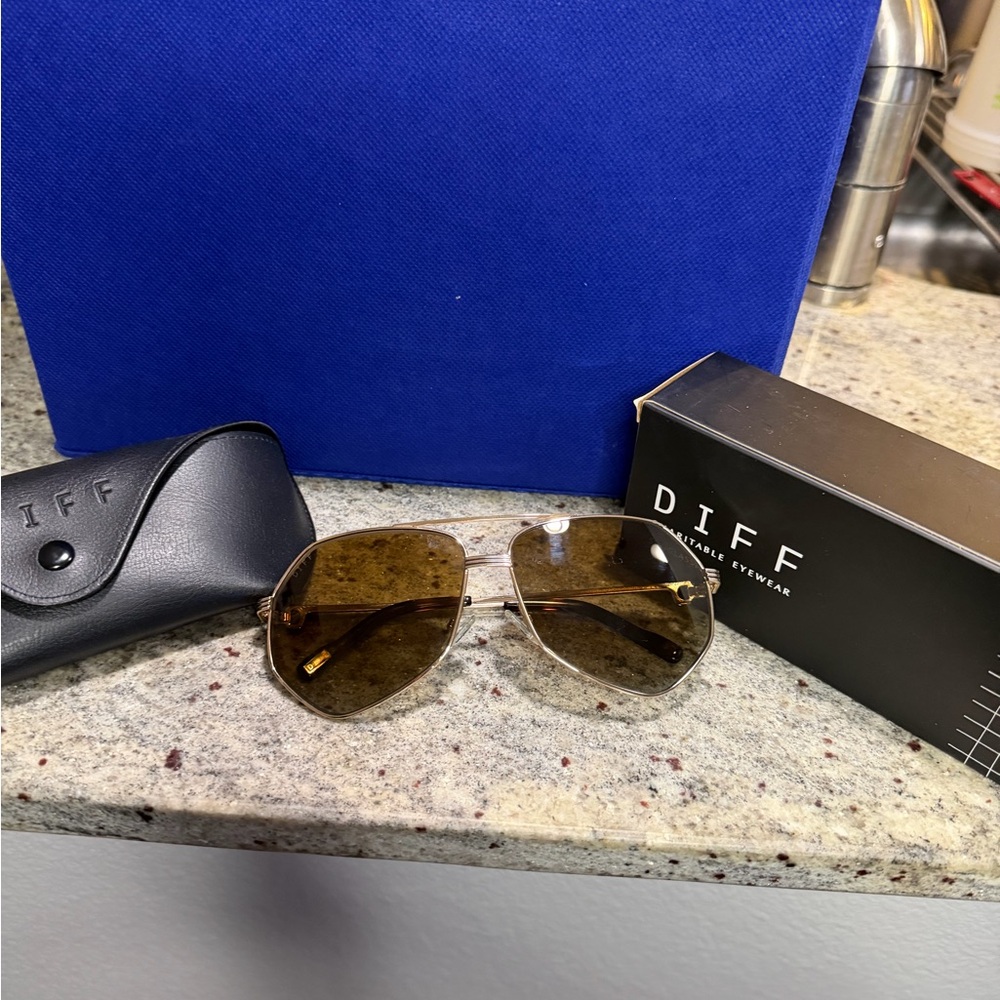 Diff Eyewear Sydney Gold Aviator Sunglasses
